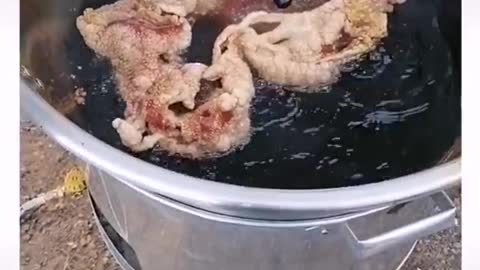 Así se elaboran los chicharrones de cerdo.