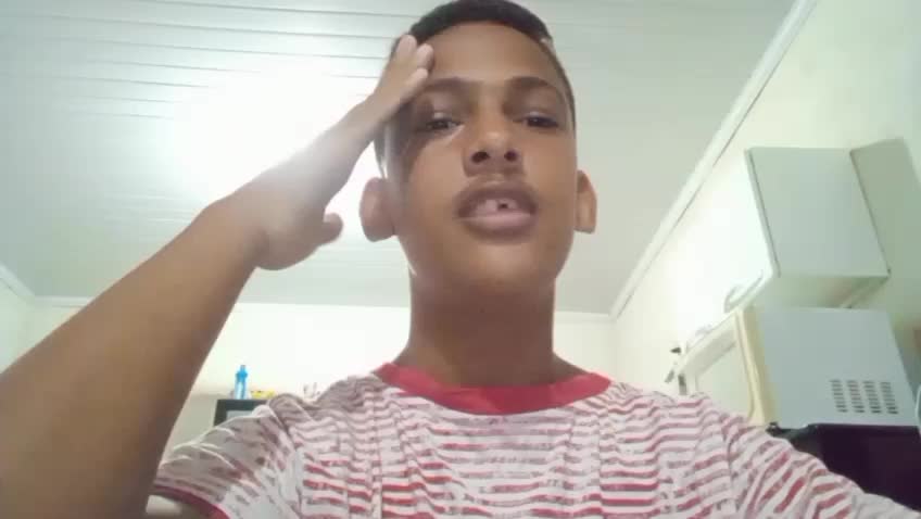 OS POLÍTICOS E SUAS CARAS DE PAU