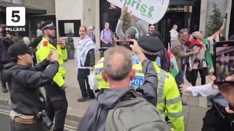 🇬🇧British man arrested for holding up a sign that states "Hamas is Terrorist."