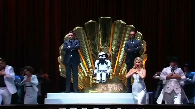 Robot hits the notes in Berlin Opera