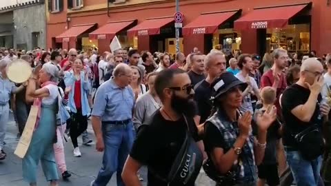 Fiumana di persone contro il Nazi pass - Bologna