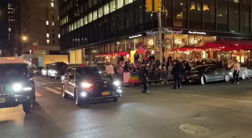 Anti-mandate New Yorker's greet VP Outside Carnegie Hall: “Kamala is a whore!”