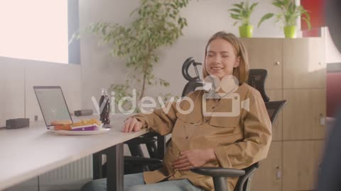 Working Pregnant Woman Sitting At Desk And Smiling At Camera During Office Lunch Break 1