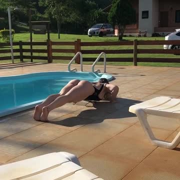 A mulher fazendo exercicio