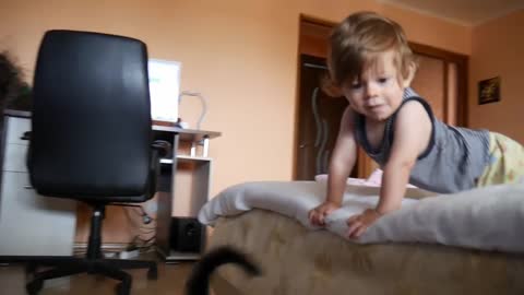 La joacă cu pisica - Funny baby play with cat !
