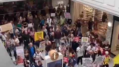 Manchester: vaccine passport and lockdown protesters storm mall Aug. 14, 21' pt 1