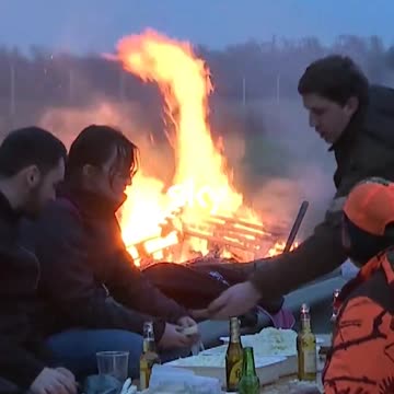 Expect food shortages 🥷 Farmers surrounded Paris and blocked the roads to French capital.