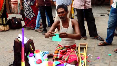 Street artist makes amazing paper flowers