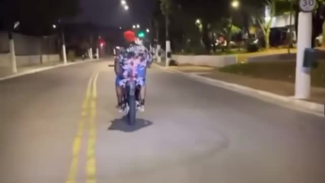 Bandidos tirando onda da Policia Militar