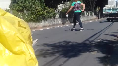 na estrada esperando o onibus chegar