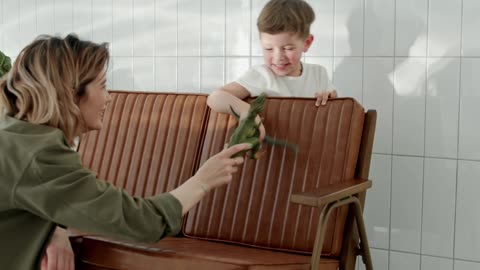 Hijo jugando feliz con su mamá y su canguro