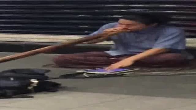 Amazing street artist playing some nice and particular music !