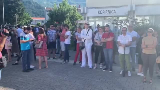 zaposleni koji nijesu na spisku ispred zgrade Opštine Budva