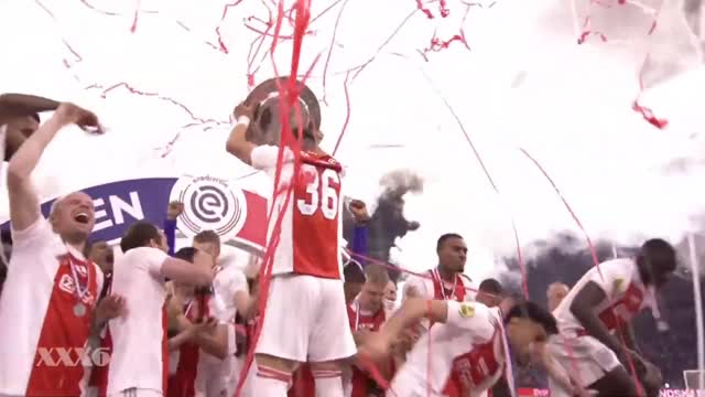 Ajax Amsterdam Eredivisie 2022 Title Celebration è famosa per essere appunto la squadra degli ebrei di Amsterdam che sono sionisti ed ellenizzati quindi pagani(giudaismo greco) appunto avendo la testa di Aiace greco come stemma della squadra