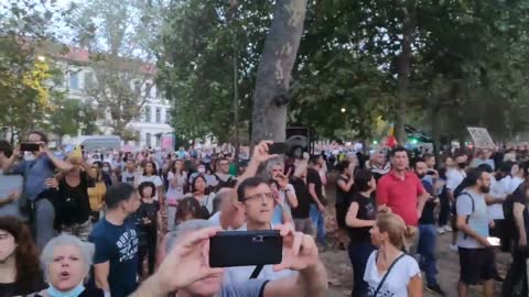 Folla inferocita sotto il palazzo RAI di Milano