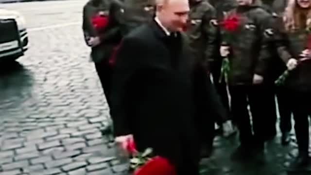 A meaningful action 👍❤#xuhuongtiktok #fypシ #viral #foryou #vladimirputin #putin #russia #🇷🇺 #nga #ukraine