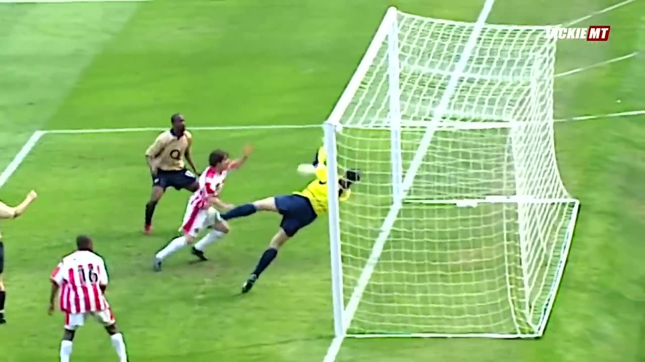 Legendary Goalkeeper Saves in Football!