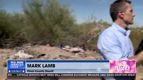 Eric Greitens talks with Pinal County Sheriff Mark Lamb at the border