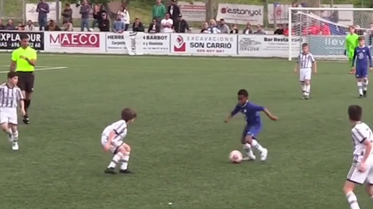 Chelsea U10 Khalil pulling off an INCREDIBLE rainbow flick