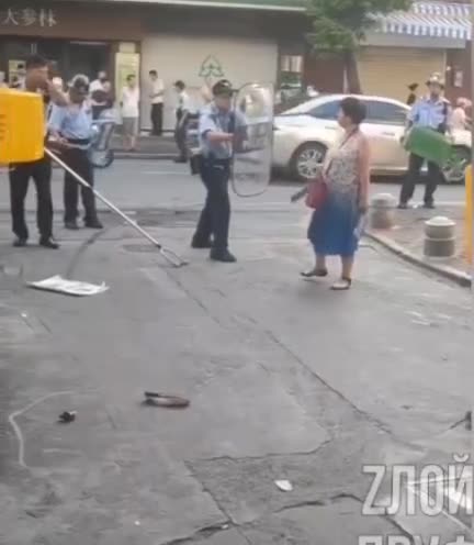 Chinese police disarm woman without injuries