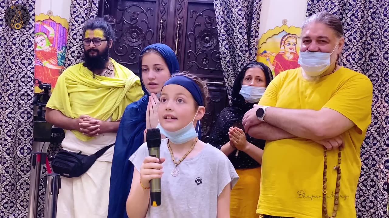 Argentina Girl Sing Radha Radha in Front Premanand Maharaj