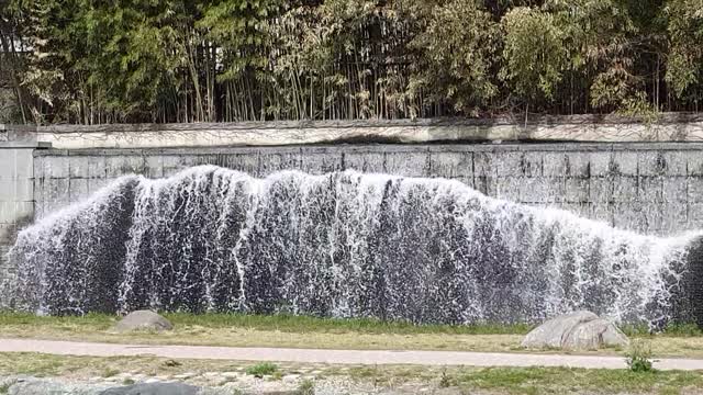 Small waterfall on the promenade.