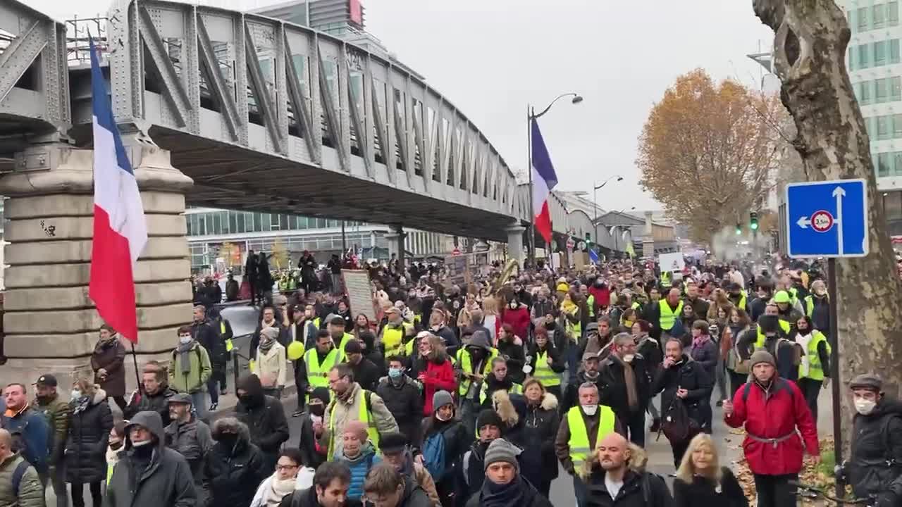 LOVE MY BEAUTIFUL FRENCH YELLOW VESTS!!! 3 YEARS AND THE MOVEMENT IS STILL GOING STRONG!!!