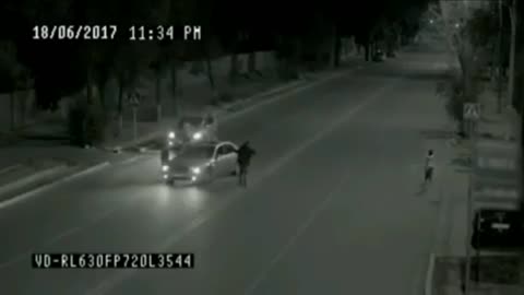 "Hombre fantasma" captado en CCTV salva la vida a una niña