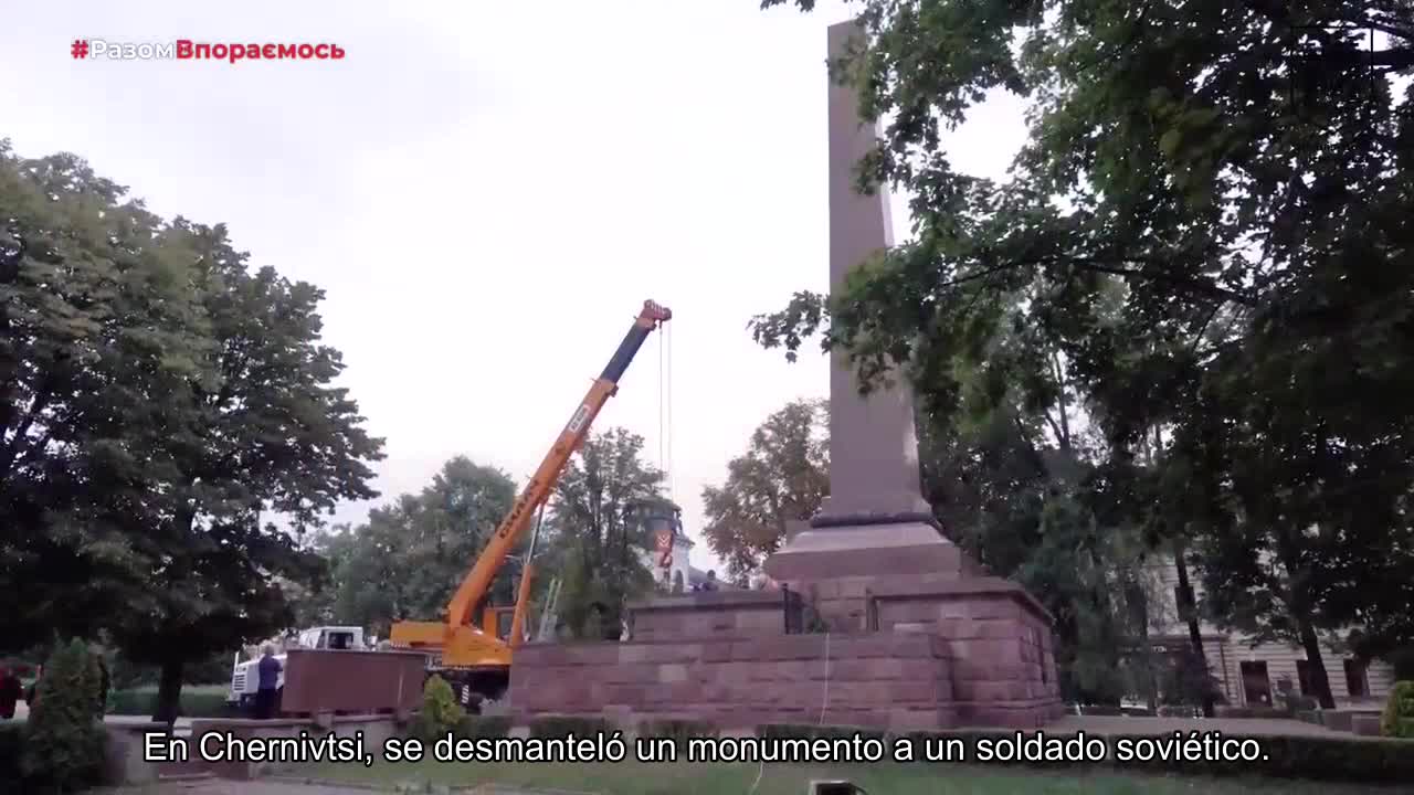 Un monumento a un soldado soviético fue desmantelado en Chernivtsi.