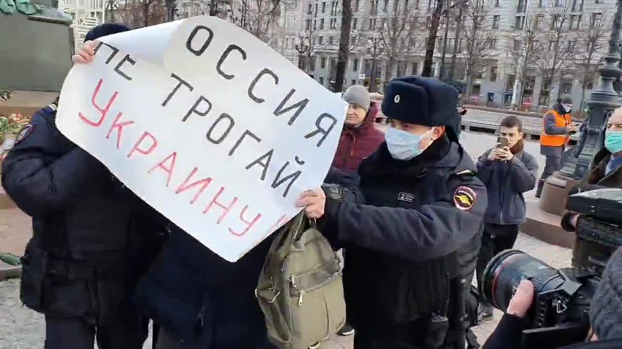 Several protesters against Russian involvement in Ukraine are immediately detained by Moscow police