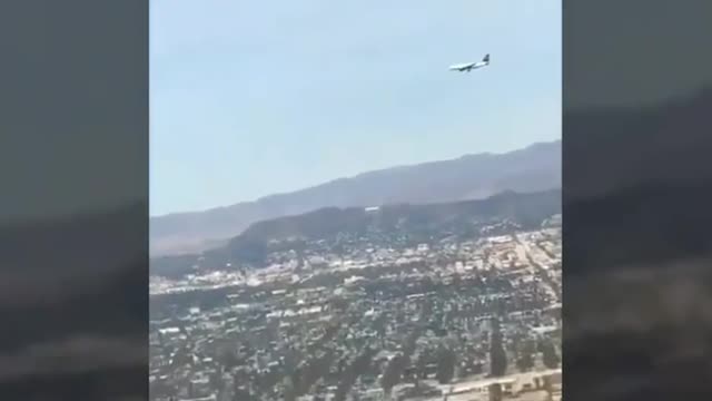 在空中不動的飛機 2