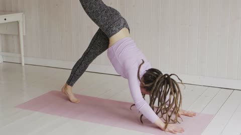 #Fitness || Woman stretching her legs