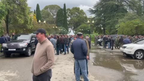 После призыва Гиви Допуа собравшиеся потихоньку стали расходиться