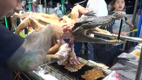 XTREME FOOD GUYS Eating this snack is very surprising. Wild animals are sold on the street