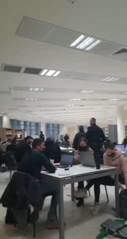 הנורמלי החדש - שוטרים נכנסו לספריית אוניברסיטת אריאל לבדוק מסיכות.