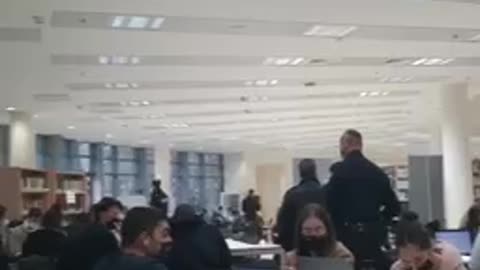 הנורמלי החדש - שוטרים נכנסו לספריית אוניברסיטת אריאל לבדוק מסיכות.