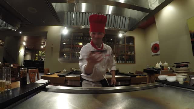 Asombrosa performance con una espátula a manos de un maestro del tepanyaki