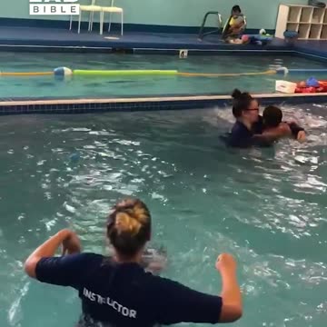 Baby learns how to swim at early age 😲