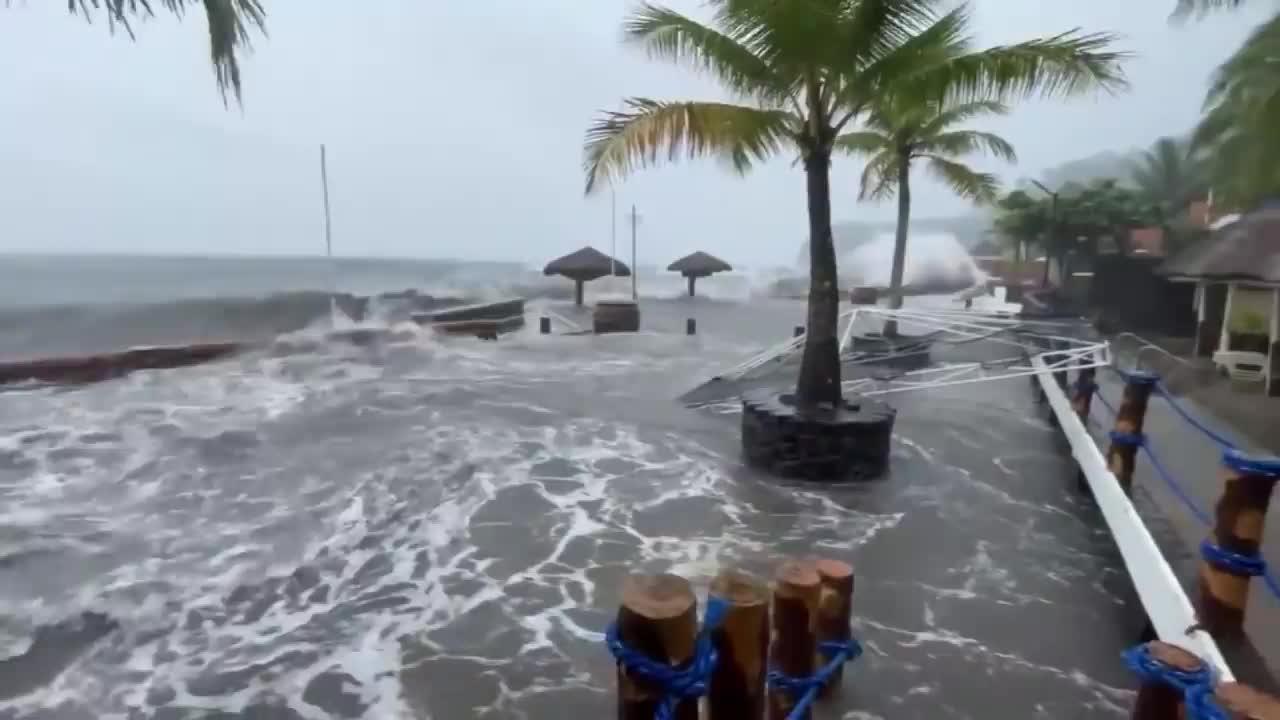 Horrifying SUPER TYPHOON in Philippines caught on camera!!!