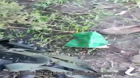 Los combatientes de la brigada 54 muestran un tanque ruso y otros trofeos que fueron capturados del