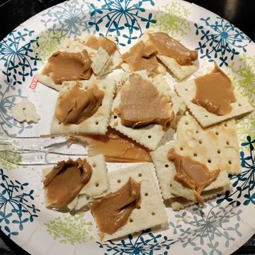 Eating Happy Belly Original Saltine Crackers, Dbn, MI, 8/18/23