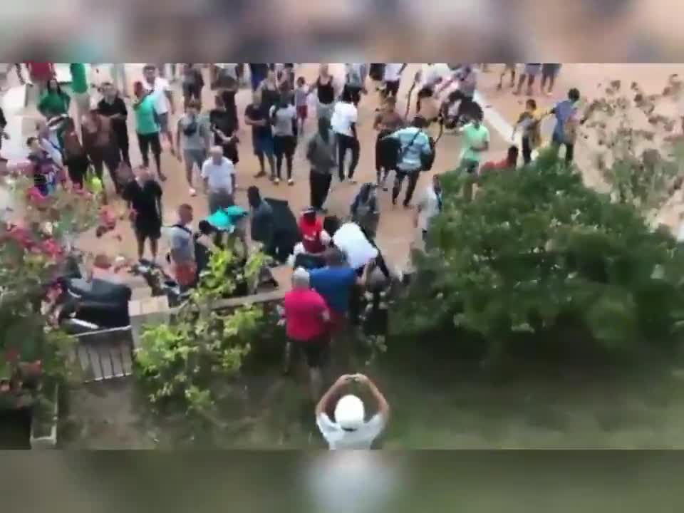 Pelea y tensión entre Manteros (Top manta) y vecinos en Rosas (Gerona)