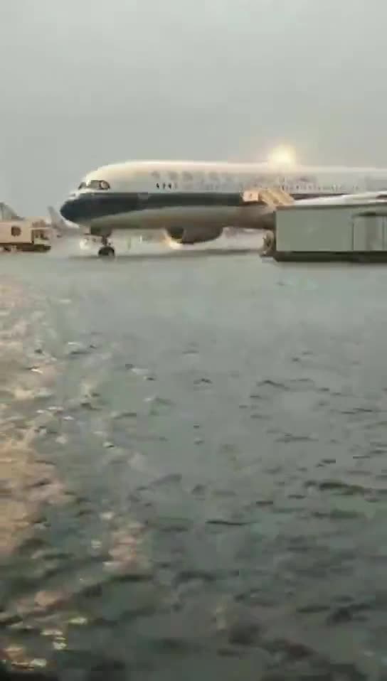 !! Co najmniej 20 osób zginęło, a 19 uznano za zaginione po ulewnych deszczach, które n