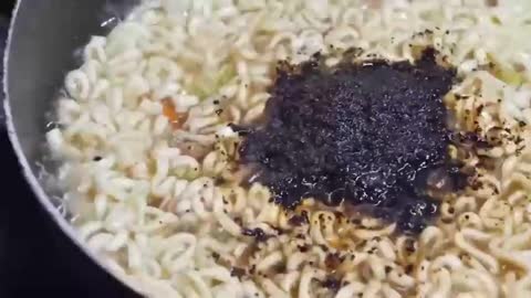 Cooking Method Of Instant Noodles With Meat Sauce