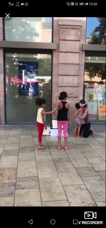 Abbracciamoci. Gli abbracci sono importanti.