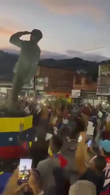 Fourth Hugo Chávez Statue Torn Down by Venezuelans in Mariara, Carabobo 🗽🇻🇪