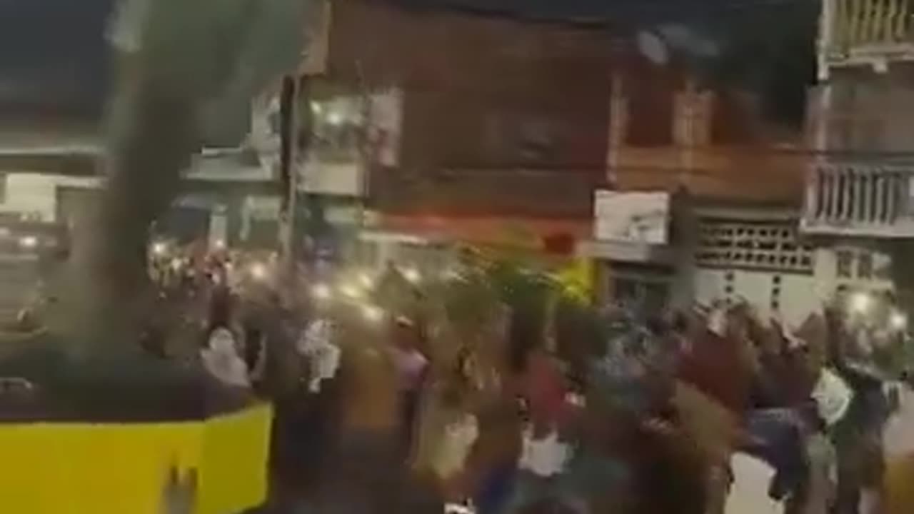 Fourth Hugo Chávez Statue Torn Down by Venezuelans in Mariara, Carabobo 🗽🇻🇪