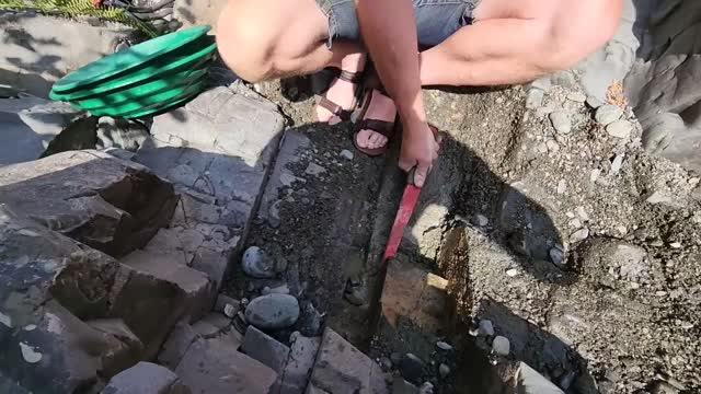 Checkout The GOLD Found Sitting Under This Boulder!