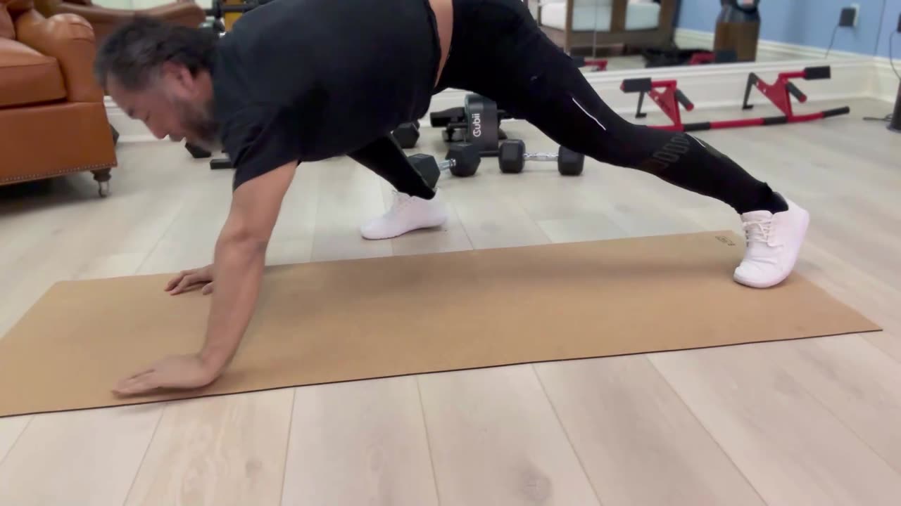 20230307文贵先生GETTR²：应战友的要求……录一个做俯卧撑的小视频。一次40几秒才能做41个不标准的俯卧撑，一共才能做7组300个左右……太烂了！