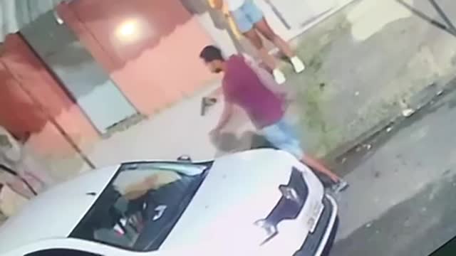 THREE THUGS STOLEN WOMAN WHO WAS AT THE DOOR OF HOUSE AND HUSBAND'S CAR RIO DE JANEIRO BRAZIL